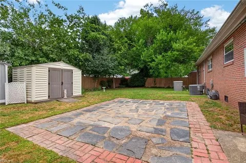 Exterior - 703 New Bern Ave, Hampton, VA 23669 photo 4 of 6