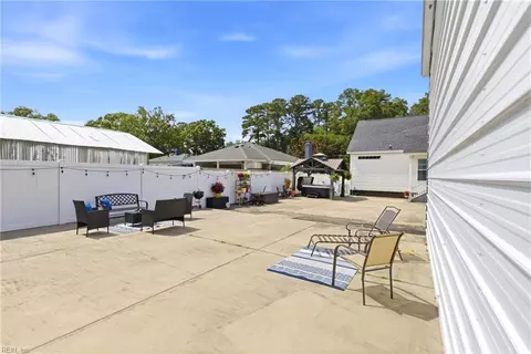 Exterior - 237 Cedar Rd, Chesapeake, VA 23322 photo 6 of 11