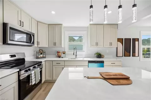 22 Fairview Cir S, Portsmouth, VA 23702