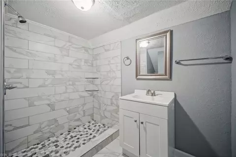 Bath - 620 Delaware Ave, Hampton, VA 23661 photo 4 of 4