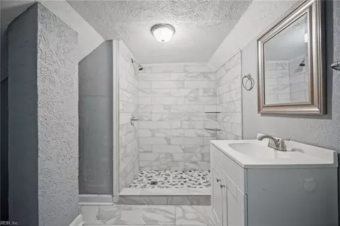 Bath - 620 Delaware Ave, Hampton, VA 23661 photo 3 of 4