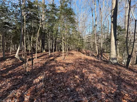 5 Meadow Cir, James City County, VA 23188