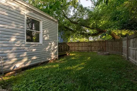 Exterior - 609 Allen St, Hampton, VA 23669 photo 1 of 8