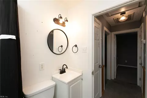 Bath - 609 Allen St, Hampton, VA 23669 photo 2 of 2