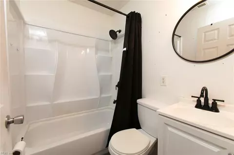 Bath - 609 Allen St, Hampton, VA 23669 photo 1 of 2