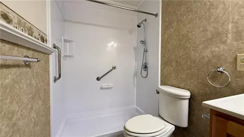Bath - 1607 Grimes Rd, Hampton, VA 23663 photo 2 of 4