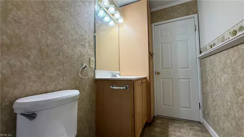 Bath - 1607 Grimes Rd, Hampton, VA 23663 photo 3 of 4