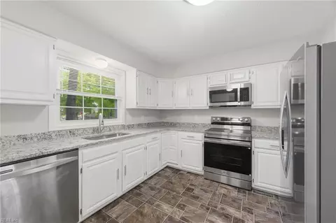 821 Lancaster Ln, Newport News, VA 23602