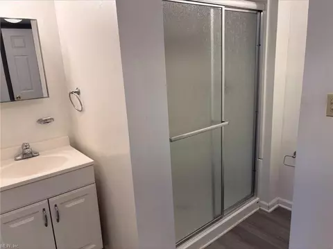 Bath - 9 Pine Ln, Hampton, VA 23664 photo 1 of 3