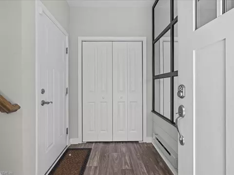 Entry Way - 311 Fishers Ct, Hampton, VA 23666 photo 2 of 6