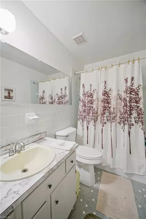 Bath - 6 Redman Ct, Hampton, VA 23669 photo 1 of 2