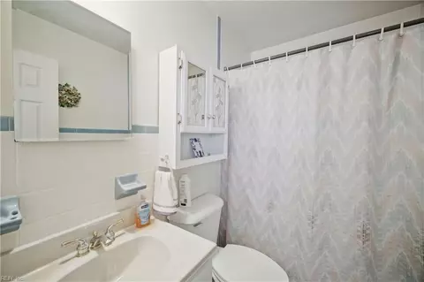 Bath - 6 Redman Ct, Hampton, VA 23669 photo 2 of 2