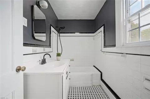 Bath - 5 Willoughby Pl, Hampton, VA 23661 photo 1 of 2