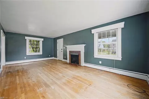 Living - 5 Willoughby Pl, Hampton, VA 23661 photo 2 of 5
