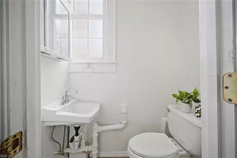 Bath - 5 Willoughby Pl, Hampton, VA 23661 photo 2 of 2