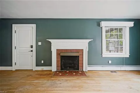 Living - 5 Willoughby Pl, Hampton, VA 23661 photo 3 of 5