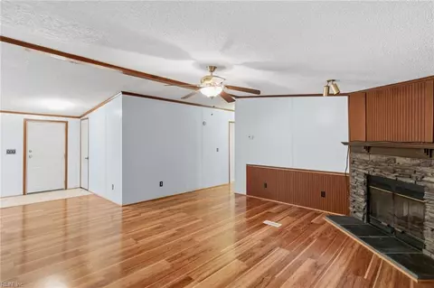 Living - 7695 Wagon Run Rd, Gloucester, VA 23061 photo 2 of 4