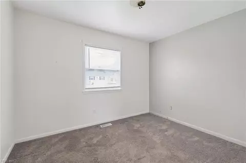 Bedroom - 825 Thames Dr, Hampton, VA 23666 photo 6 of 7