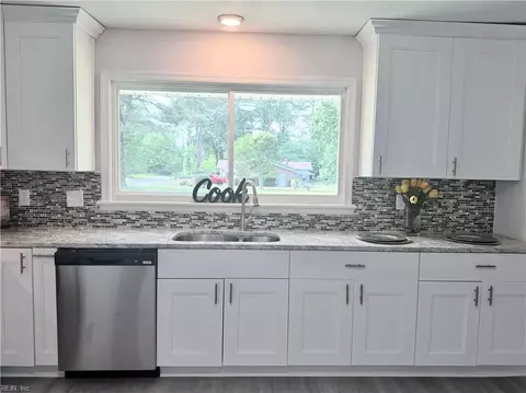 Kitchen - 10 C C Spaulding Dr, Hampton, VA 23666 photo 3 of 6
