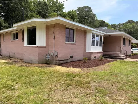 Exterior - 10 C C Spaulding Dr, Hampton, VA 23666 photo 2 of 7