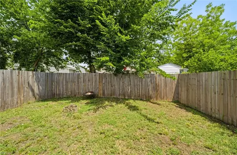 Exterior - 724 Hemlock Ave, Hampton, VA 23661 photo 3 of 6