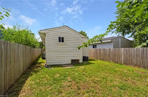 Exterior - 724 Hemlock Ave, Hampton, VA 23661 photo 4 of 6