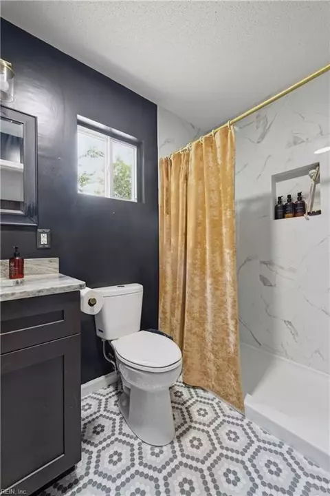 Bath - 724 Hemlock Ave, Hampton, VA 23661 photo 3 of 3