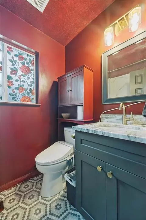 Bath - 724 Hemlock Ave, Hampton, VA 23661 photo 1 of 3