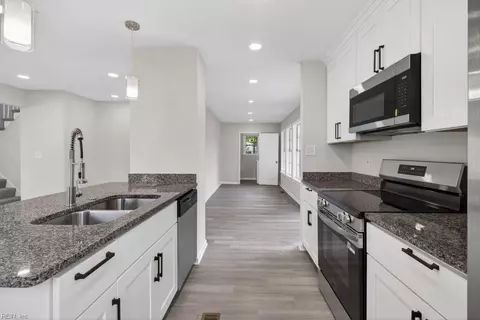 Entry Way - 212 Boswell Dr, Hampton, VA 23669 photo 2 of 4