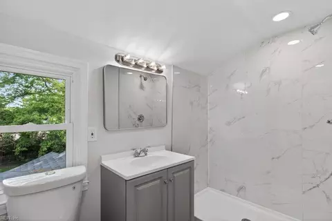 Bath - 212 Boswell Dr, Hampton, VA 23669 photo 3 of 3
