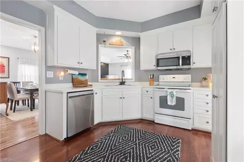 Kitchen - 21 Channel Ln, Hampton, VA 23664 photo 3 of 4