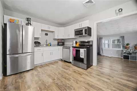 Entry Way - 1521 Morgan Dr, Hampton, VA 23663 photo 5 of 7