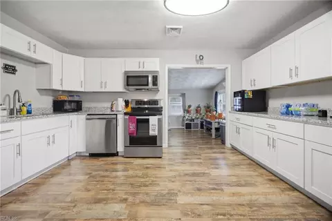 Entry Way - 1521 Morgan Dr, Hampton, VA 23663 photo 4 of 7