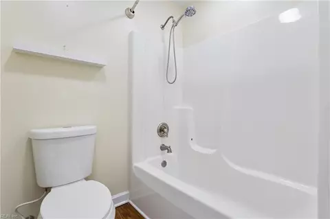 Bath - 208 Genoa Dr #17, Hampton, VA 23664 photo 3 of 4