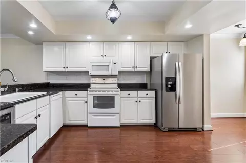 Kitchen - 208 Genoa Dr #17, Hampton, VA 23664 photo 2 of 4