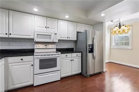 Kitchen - 208 Genoa Dr #17, Hampton, VA 23664 photo 3 of 4