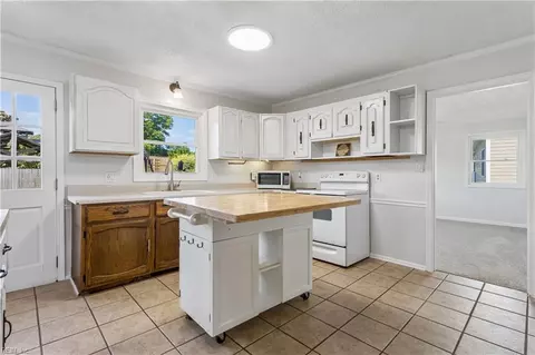 Kitchen - 190 Salt Pond Rd, Hampton, VA 23664 photo 2 of 4