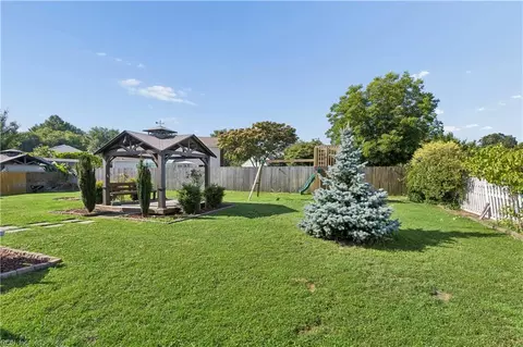 Exterior - 190 Salt Pond Rd, Hampton, VA 23664 photo 8 of 12
