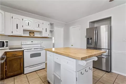 Kitchen - 190 Salt Pond Rd, Hampton, VA 23664 photo 3 of 4