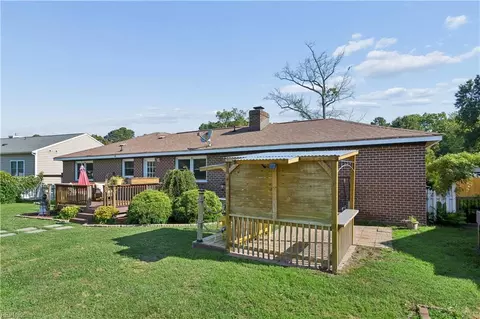 Exterior - 190 Salt Pond Rd, Hampton, VA 23664 photo 9 of 12