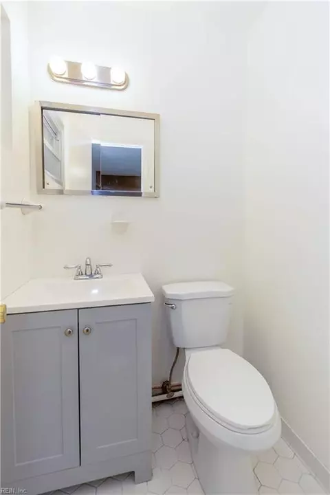 Bath - 801 Lemaster Ave, Hampton, VA 23669 photo 1 of 2