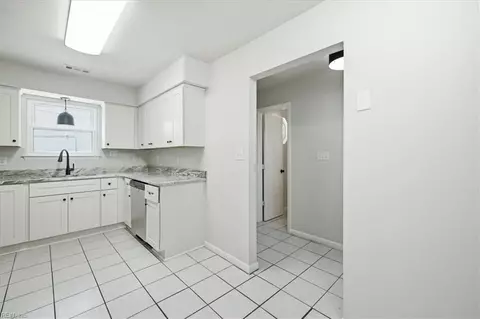 Entry Way - 930 Sutton St, Norfolk, VA 23504 photo 1 of 2