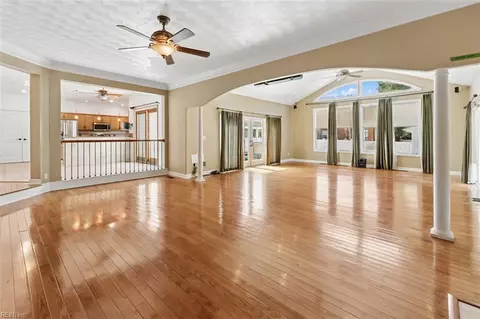Living - 803 Gresham Way, Chesapeake, VA 23323 photo 2 of 7