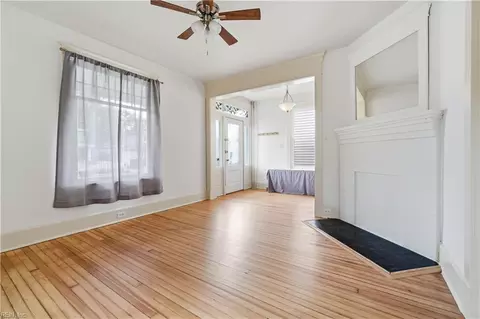 Living - 416 Lee St, Hampton, VA 23669 photo 3 of 5