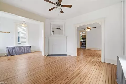 Living - 416 Lee St, Hampton, VA 23669 photo 2 of 5
