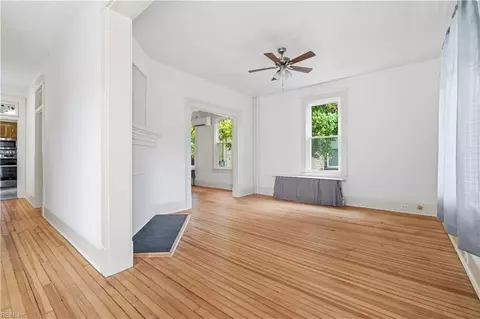 Living - 416 Lee St, Hampton, VA 23669 photo 1 of 5