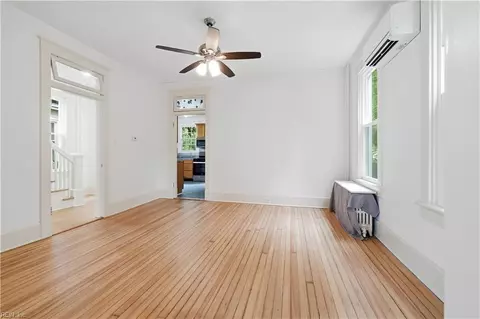 Living - 416 Lee St, Hampton, VA 23669 photo 4 of 5