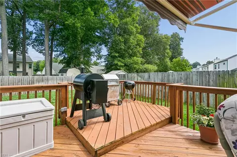 Exterior - 828 Sheffield St, Hampton, VA 23666 photo 7 of 12