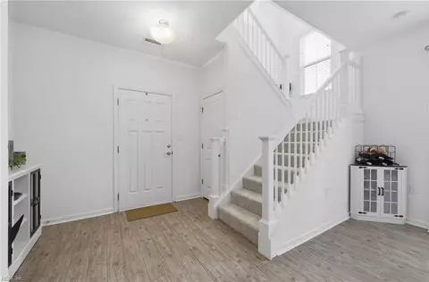 Entry Way - 508 Esterview Ln, Chesapeake, VA 23322 photo 7 of 8