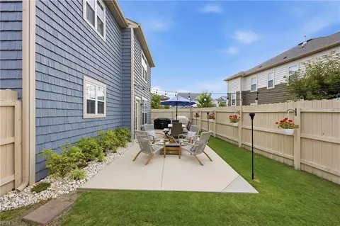Exterior - 508 Esterview Ln, Chesapeake, VA 23322 photo 2 of 5